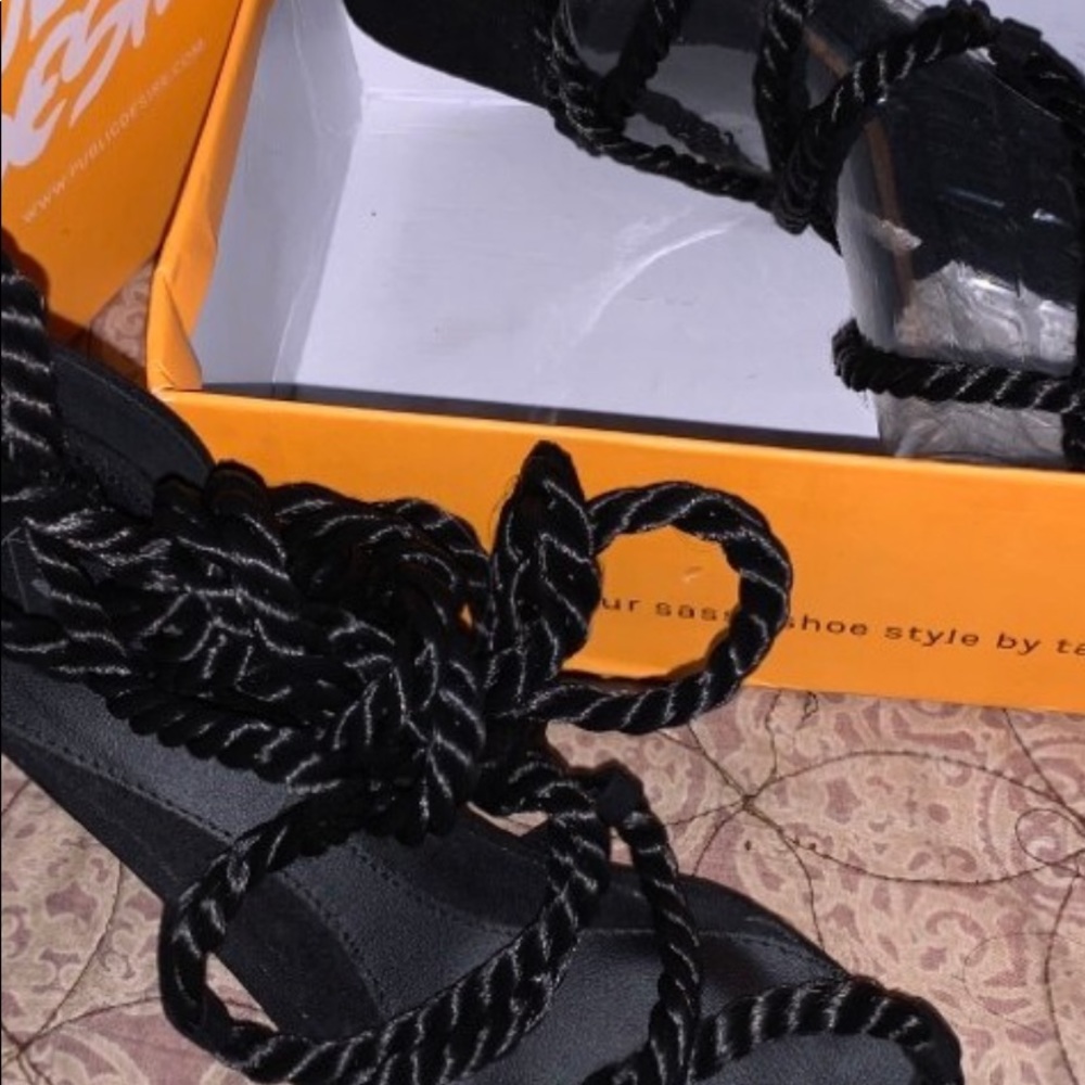 Public desire crisscross heels